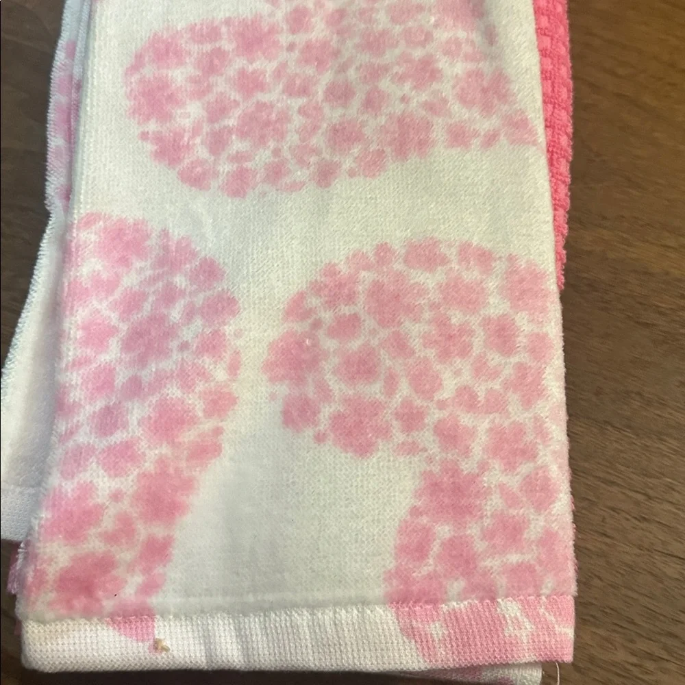 Isaac Mizrahi New York set of 3 Valentine’s heart pink kitchen towels